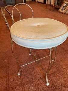 lot 210 image: Gold Metal Padded Chair