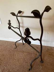 lot 297 image: Metal Bird Themed Rack