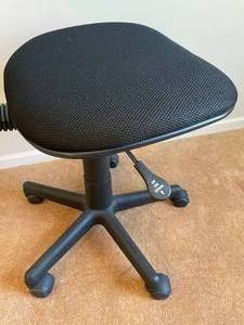 lot 335 image: Adjustable Padded Office Chair