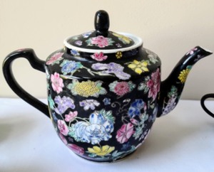 lot 83 image: Floral Teapot and Four Teacups