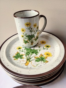 lot 215 image: Vintage Japanese Floral Dish Set