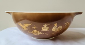 lot 219 image: Pyrex Mixing Bowls