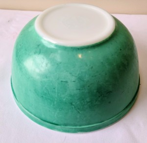 lot 220 image: Pyrex Mixing Bowl