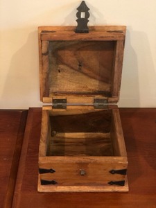 lot 112 image: Great Home Decor