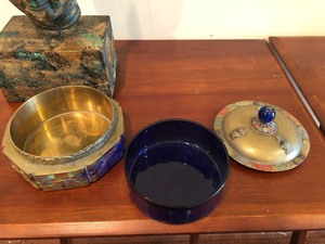 lot 126 image: Delightful Decor