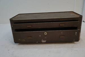 Metal tool chest