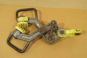 lot 13 image: Heavy Duty Pallet Puller Clamp
