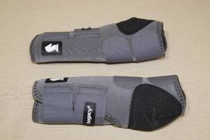 lot 33 image: Classic Equine Legacy 2 Front Horse Boots