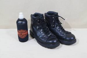 lot 61 image: Harley Davidson Riding Boots and Water Bottle - 8 -12M