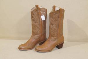 lot 72 image: Brown Leather Cowboy Boots - Size 9M