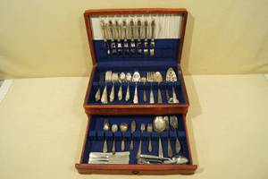 lot 76 image: Wm Rogers Silverplate Flatware Set in Case
