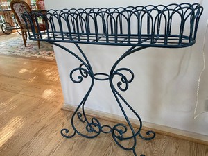 lot 11 image: Decorative Metal Plant Stand