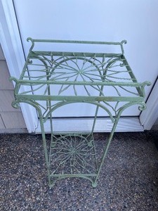 lot 16 image: Decorative Metal Side TableStand