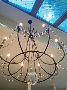 lot 6 image: Stunning Chandelier