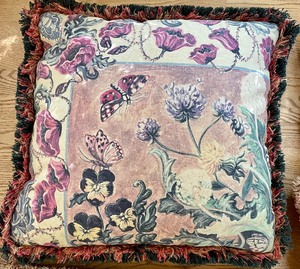 lot 51 image: Decorative AccentThrow Pillows