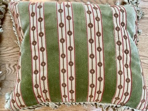 lot 53 image: 2 Accent Pillows