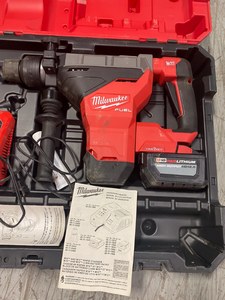 lot 113 image: M18 FUEL ONE-KEY 18-Volt Lithium-Ion Brushless Cordless 1-34 in. SDS-MAX Rotary Hammer with One 12.0 Ah Battery by Milwaukee Customer Returns See Pictures