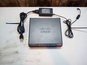 lot 18 image: Cisco VG204 with power supply