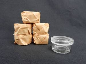 lot 149 image: Set of 6 Vintage Small 1 Inch High Heavy Glass Dishes With Covers
