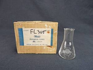 lot 150 image: Set of 12 Vintage Mercer Glass Works Merco 25 ML Erlenmeyer Flasks - Made in Yugoslavia