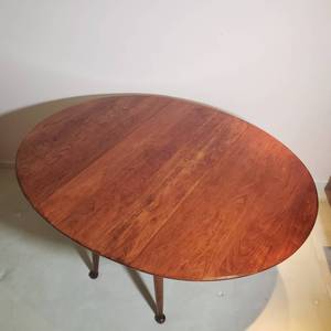 lot 9 image: Vintage Queen Ann Walnut Drop Leaf Table by Stickley