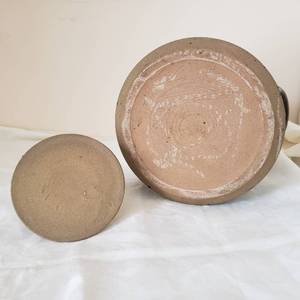 lot 31 image: Handsome Earthenware Dcor Pottery