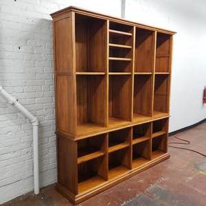 lot 37 image: Stylish Contemporary Oak Bookshelf