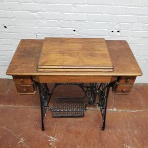 lot 62 image: Antique Singer Sewing Table and Machine
