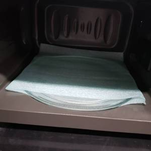 lot 101 image: Mint LG Microwave
