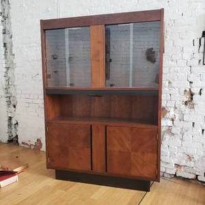 lot 61 image: Mid Century Modern Contemporary Display Cabinet