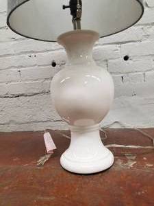lot 66 image: Pretty White Vase Table Lamp