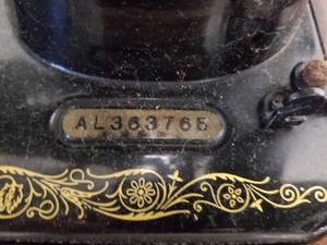 lot 29 image: Vintage Singer Sewing Machine