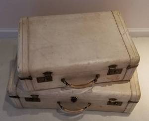 lot 33 image: Set of 3 Vintage Suitcases Luggage