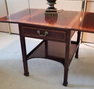lot 28 image: Henredon Drop Leaf Mahogany Side Table