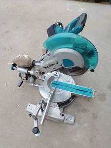 lot 2 image: Makita Compound Miter Saw