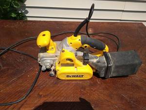 lot 16 image: DeWalt Corded Sander