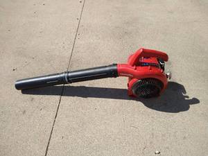 lot 33 image: Homelite 266 Gas Blower