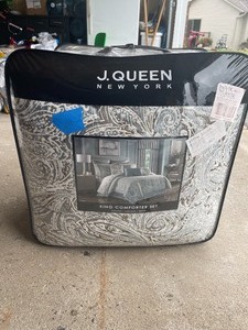 J Queen New York Giovani 4 pieces Kind Comforter