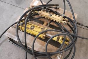 lot 152 image: John Deere Hydraulic Rams