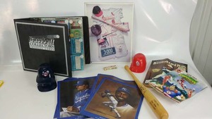 lot 14 image: Collectible Baseball Items