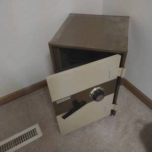 lot 18 image: Dura-safe Safe
