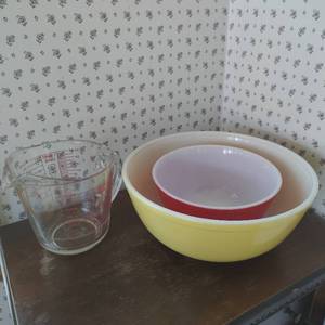 lot 62 image: Collection of  Vintage Pyrex items