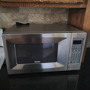 lot 67 image: Kenmore Microwave