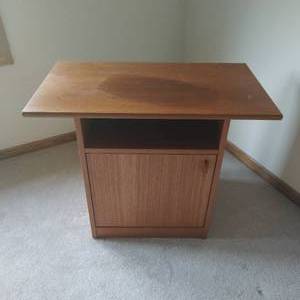 lot 4 image: Danish Teak Tv Stand