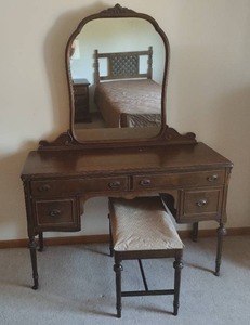 lot 10 image: Vintage Vanity Dresser with Mirror