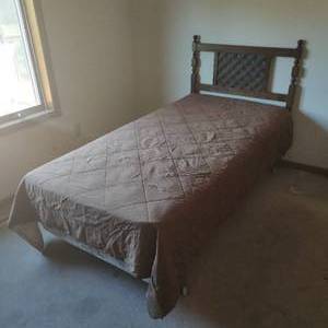 lot 11 image: Twin Bed