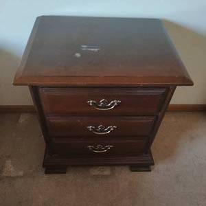 lot 12 image: 3 Drawer nightstand
