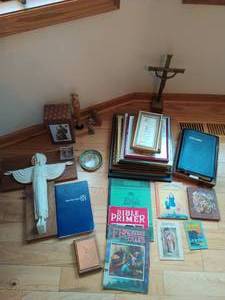 lot 85 image: Collection of Religious Dcor