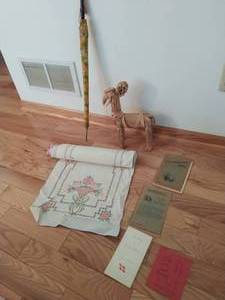 lot 91 image: Collection of misc. vintage dcor items