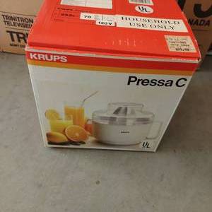 lot 114 image: Juicer & Hand Mixer